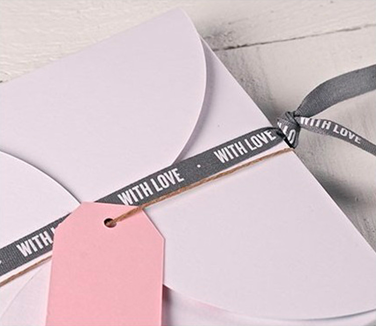 Nastro regalo “With love” per un regalo fatto con il cuore Nastro regalo “With love” per un regalo fatto con il cuore