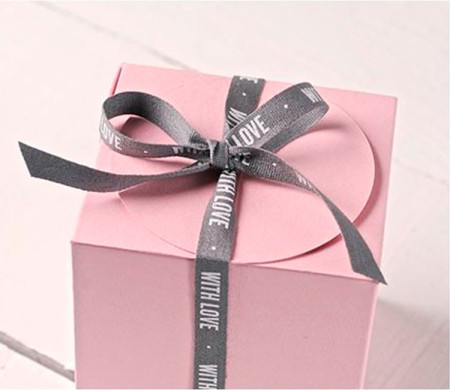 Nastro regalo “With love” per un regalo fatto con il cuore