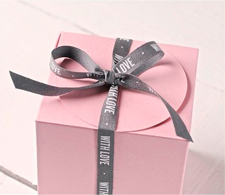 Nastro regalo “With love” per un regalo fatto con il cuore Nastro regalo “With love” per un regalo fatto con il cuore