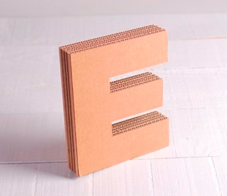 Lettere maiuscole in cartone per decorazioni