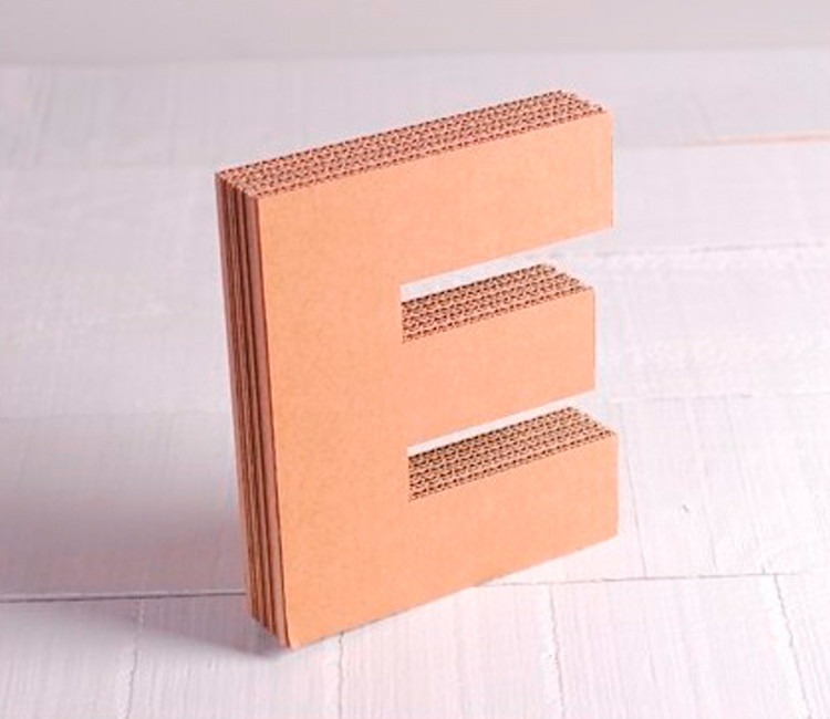 Lettere maiuscole in cartone per decorazioni Lettere maiuscole in cartone per decorazioni