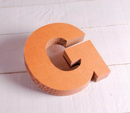 Lettere maiuscole in cartone per decorazioni