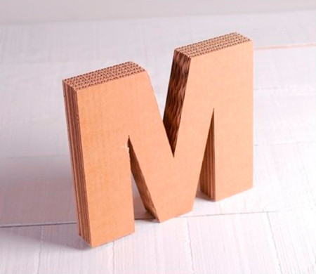 Lettere maiuscole in cartone per decorazioni