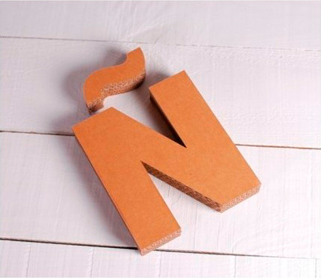 Lettere maiuscole in cartone per decorazioni