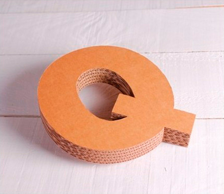 Lettere maiuscole in cartone per decorazioni
