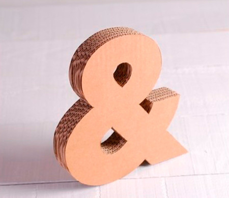 Lettere maiuscole in cartone per decorazioni