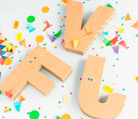 Lettere maiuscole in cartone per decorazioni