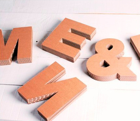 Lettere maiuscole in cartone per decorazioni