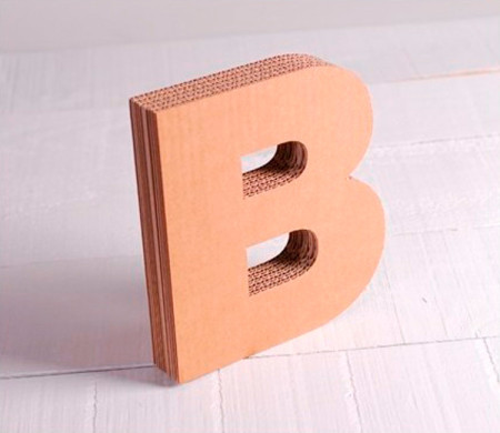 Lettere maiuscole in cartone per decorazioni