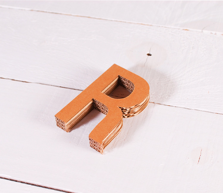 Lettere maiuscole in cartone per le decorazioni