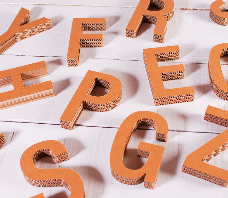 Lettere maiuscole in cartone per le decorazioni