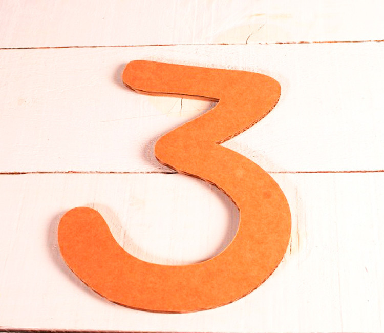 Numero grande di cartone