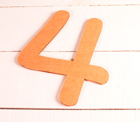 Numero grande di cartone