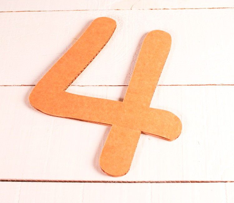 Numero grande di cartone