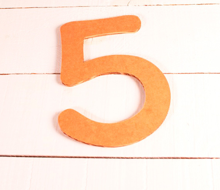 Numero grande di cartone
