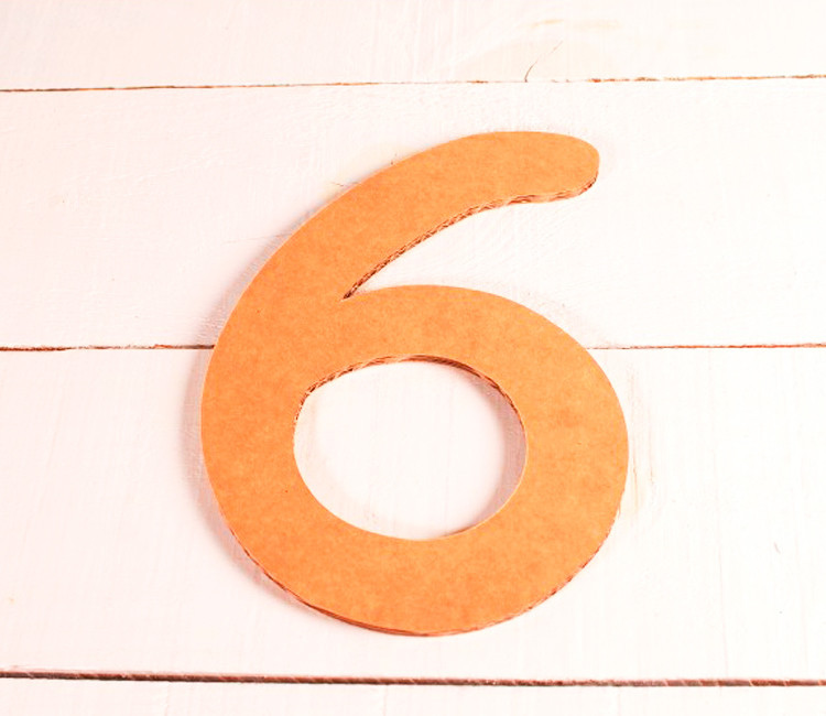 Numero grande di cartone