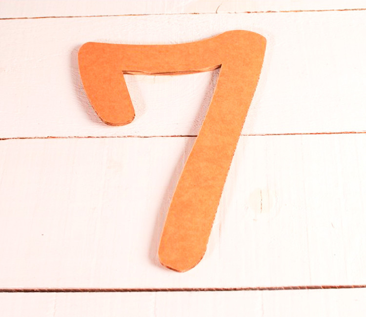 Numero grande di cartone