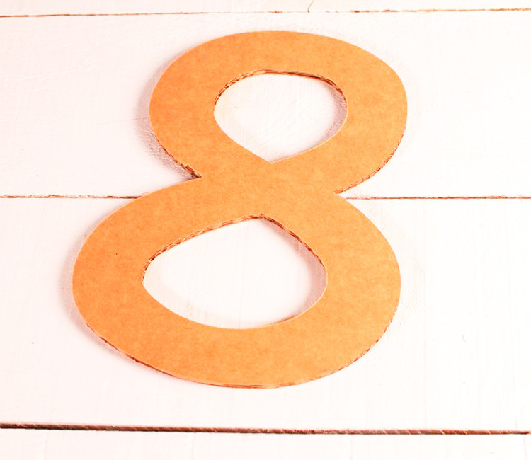 Numero grande di cartone