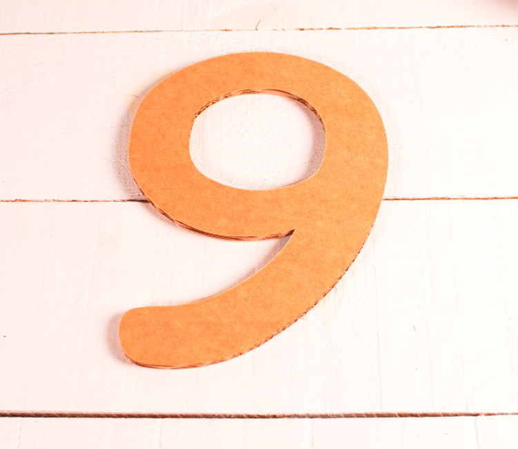 Numero grande di cartone