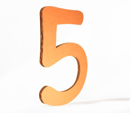 Numero grande di cartone