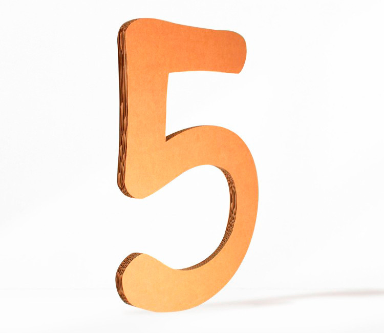 Numero grande di cartone
