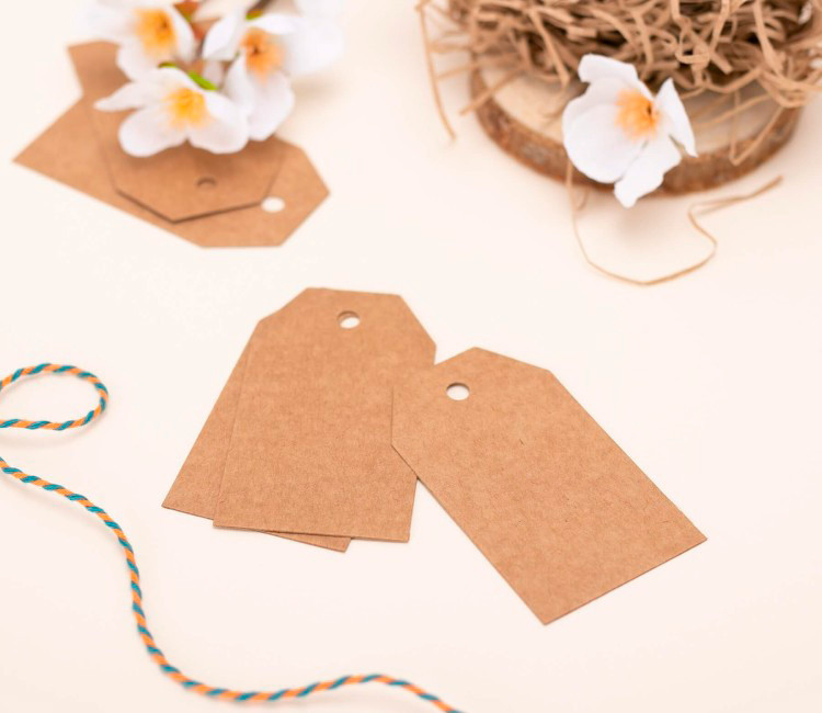 Piccole etichette in cartone per regali creativi