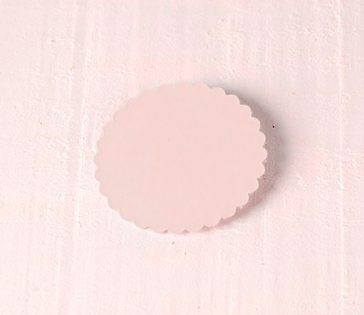 Etichette con bordo ondulato per regali creativi Etichette con bordo ondulato per regali creativi