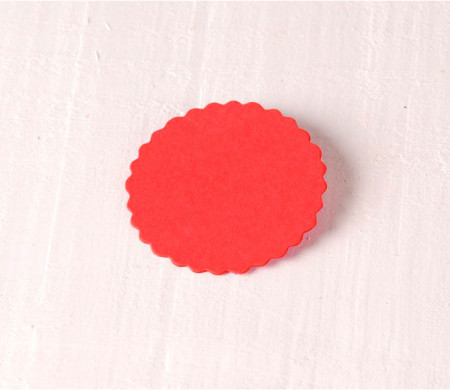 Etichette con bordo ondulato per regali creativi