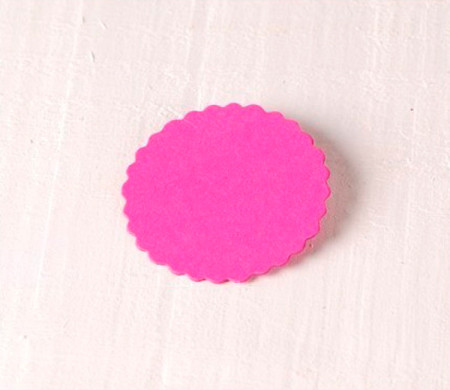 Etichette con bordo ondulato per regali creativi