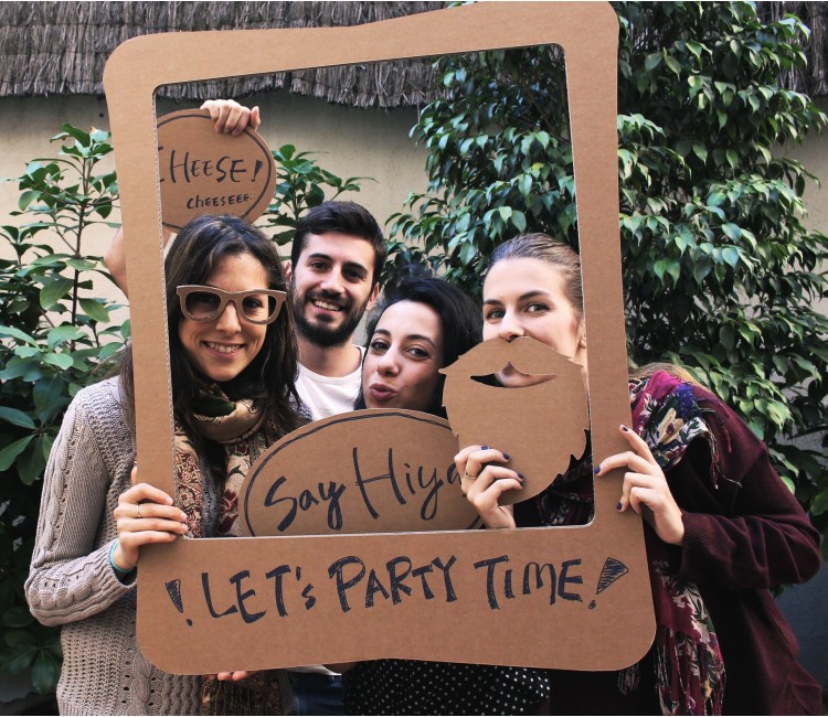 Photocall in cartone con decorazioni