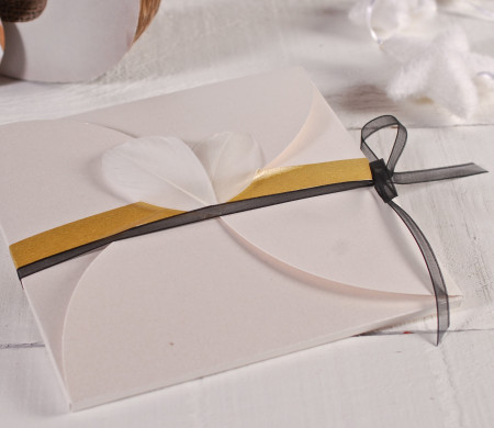 Scatola in cartone con chiusura a fiore