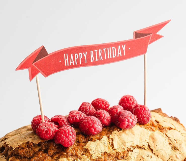 Topper per torte con il messaggio Happy Birthday.