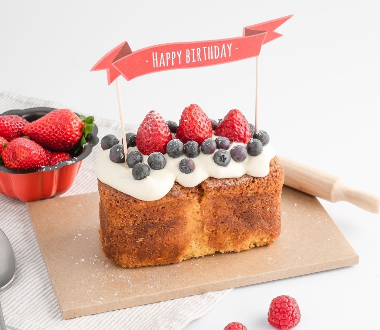Topper per torte con il messaggio Happy Birthday.