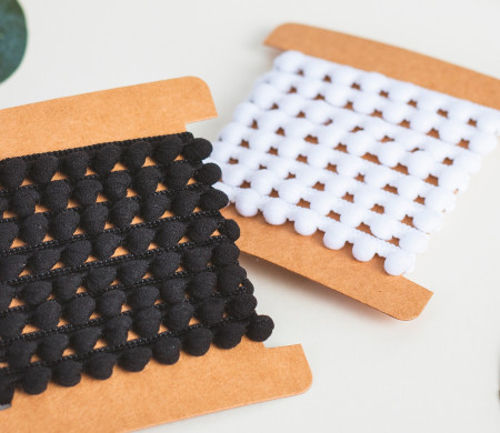Nastro con Nappine, disponibile in Bianco o Nero