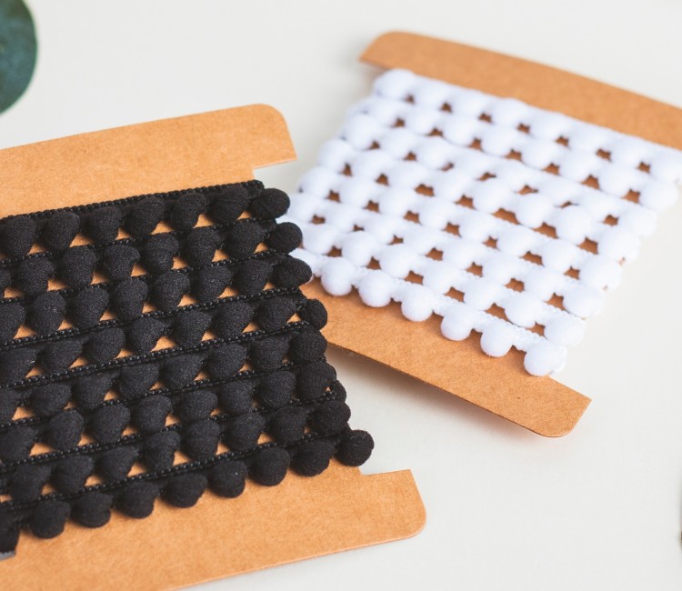 Nastro con Nappine, disponibile in Bianco o Nero