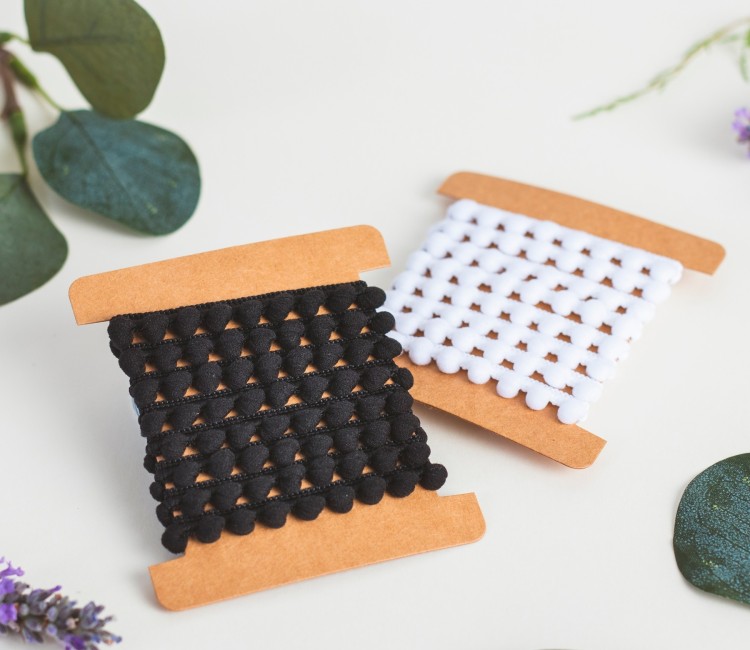 Nastro con Nappine, disponibile in Bianco o Nero