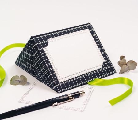 Scatola per buoni regalo con decorazione di linee in edizione limitata