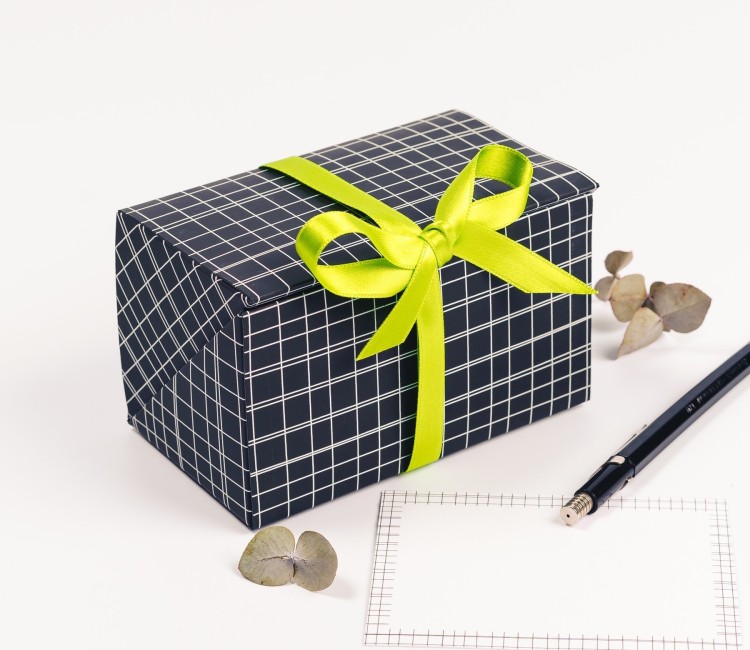 Scatola per buoni regalo con decorazione di linee in edizione limitata Scatola per buoni regalo con decorazione di linee in edizione limitata