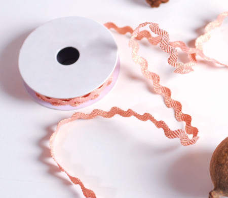 Nastro zig zag rosa con riflessi dorati largo 0,5 cm