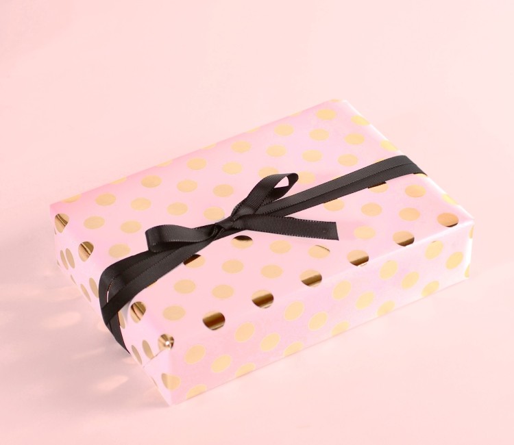Carta da regalo con pois di foil