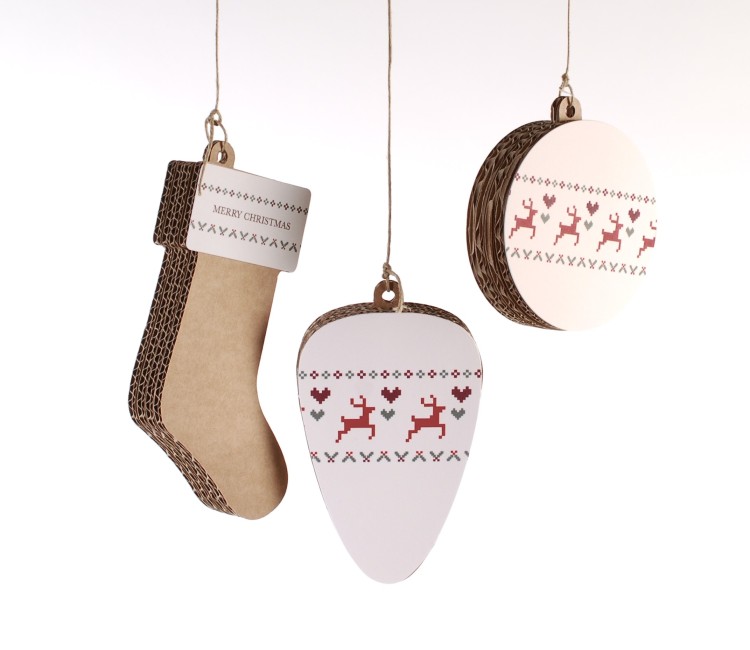 Decorazioni da appendere all'albero realizzate in cartone. Decorazioni da appendere all'albero realizzate in cartone.