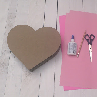 Materiale per decorare cuore in cartone