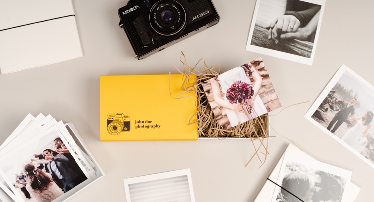 Scatole Portafoto In Cartoncino Kraft Con Chiusura A Elastico Bianco - Set Da 50 Pezzi, Formato 12x12x0,6 Cm, Packaging Originale Per Fotografi, Matrimoni, Battesimi