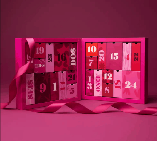 Calendario dell'avvento personalizzato per Perfume's Club con scomparti multipli per prodotti di bellezza, progettato da Selfpackaging.