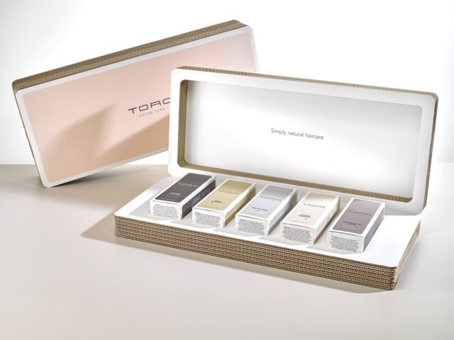 Packaging sostenibile in cartone riciclato per la marca di cosmetici Victor Toro, con un design minimalista ed ecologico di Selfpackaging.