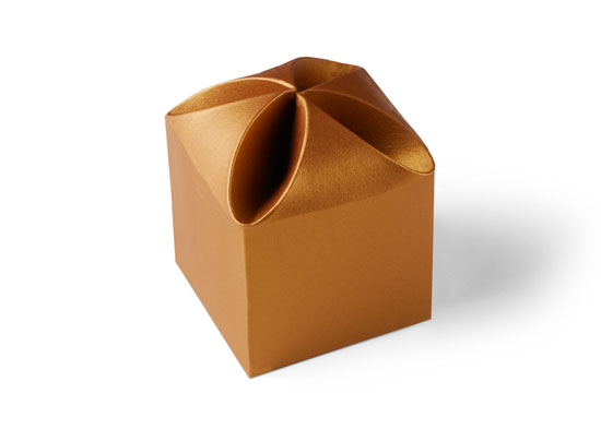 Scatola regalo con chiusura a fiore